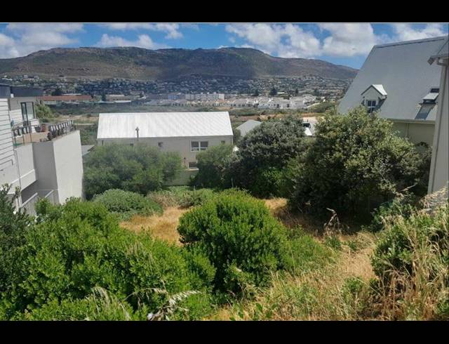 LAND FOR SALE IN CLOVELLY